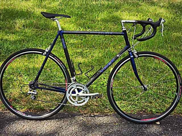 Trek 2200 Carbon Road Bike Shimano 105 700C 22in Blue/Black Drop Bar